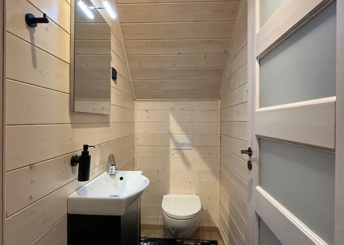 シャレー Maeekuela Jaerve Palkmaja